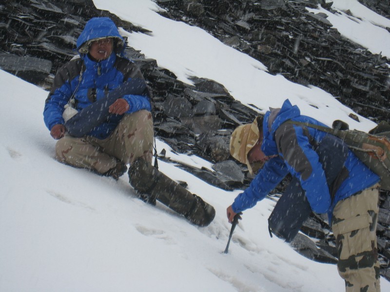 1.青海区域地质调查翻越雪山间歇_副本.jpg